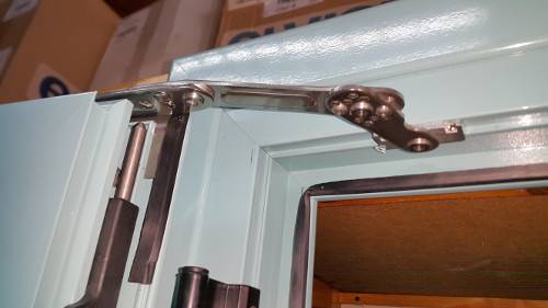 Opritor vint montat la oblon JVS